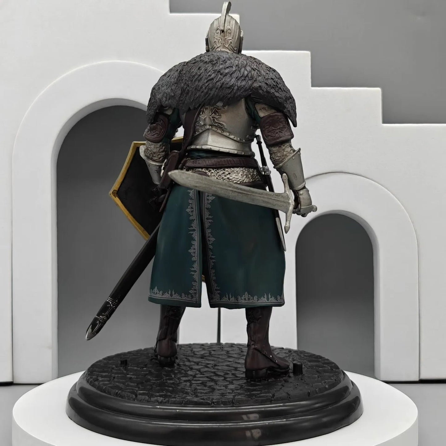 Dark Souls Faraam Knight Armor & Shield Figurine (17 cm)